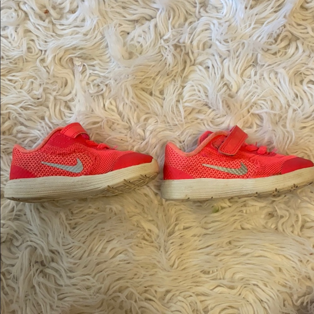 Toddler Nike Velcro tennis shoes